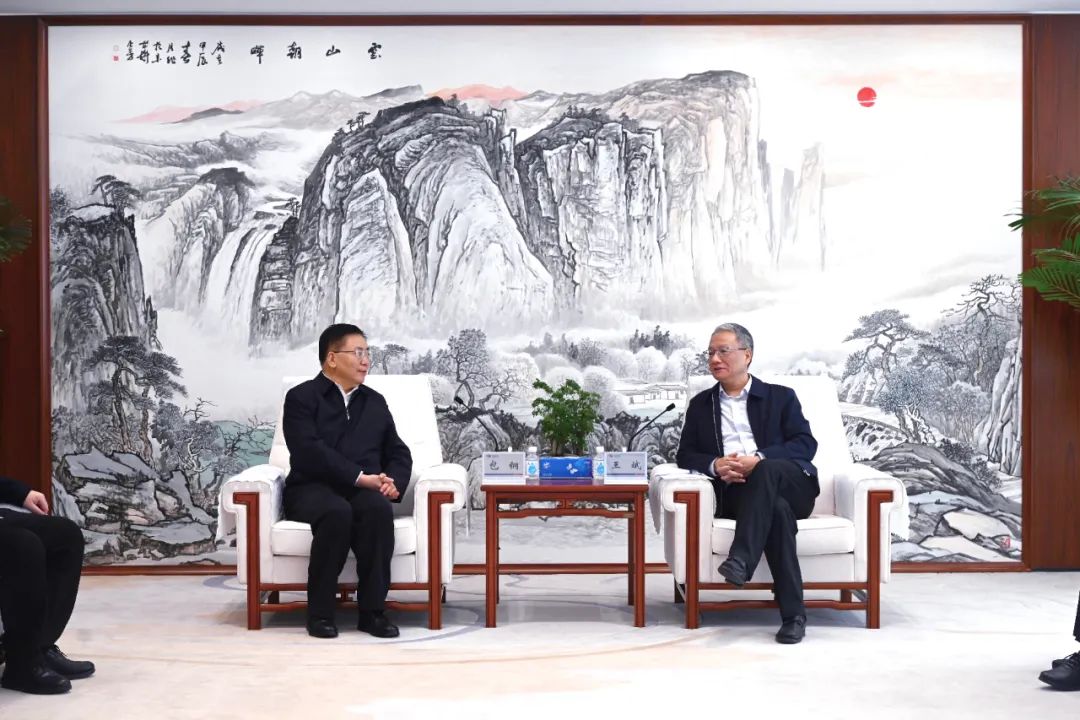 中國(guó)電建黨委副書記、總經(jīng)理王斌與內(nèi)蒙古自治區(qū)黨委常委、呼和浩特市委書記包鋼會(huì)談