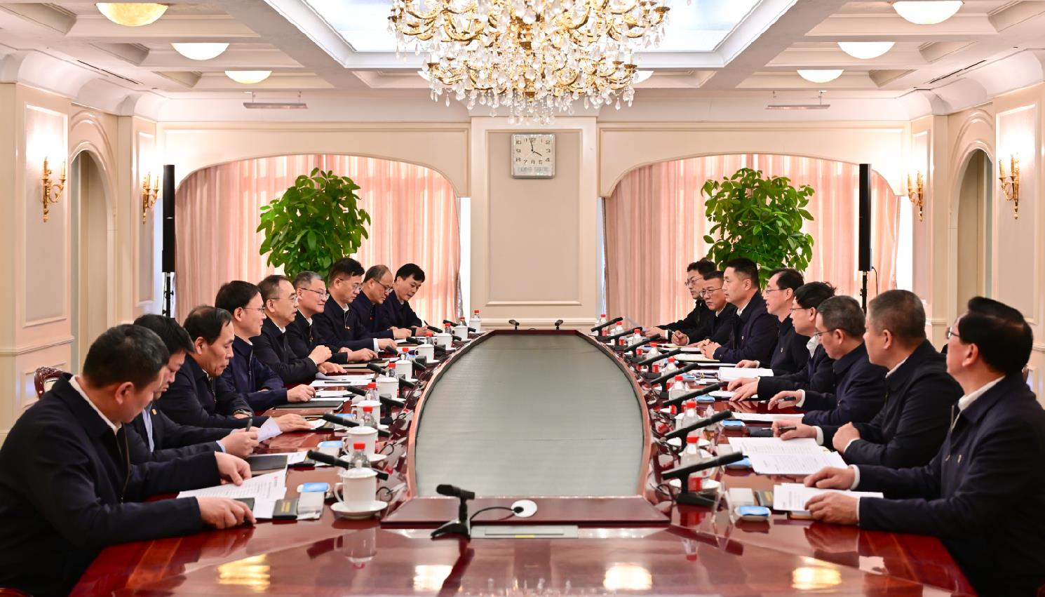 大唐集團(tuán)董事長(zhǎng)鄒磊、總經(jīng)理張傳江與中國安能董事長(zhǎng)陳奕輝、總經(jīng)理周慶豐會(huì)談