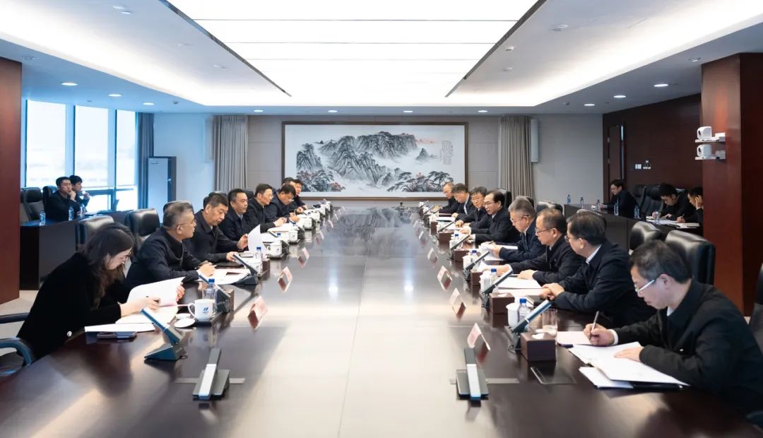 華電集團(tuán)董事長(zhǎng)江毅、總經(jīng)理葉向東與哈電集團(tuán)董事長(zhǎng)曹志安、總經(jīng)理黃偉舉行會(huì)談